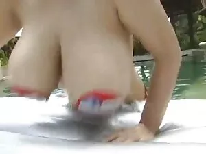 Jeune femme reçoit p ...
