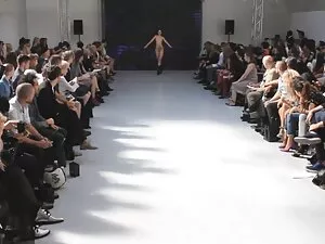 La blonde aux gros l ...