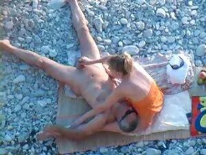 Étudiante aux seins  ...